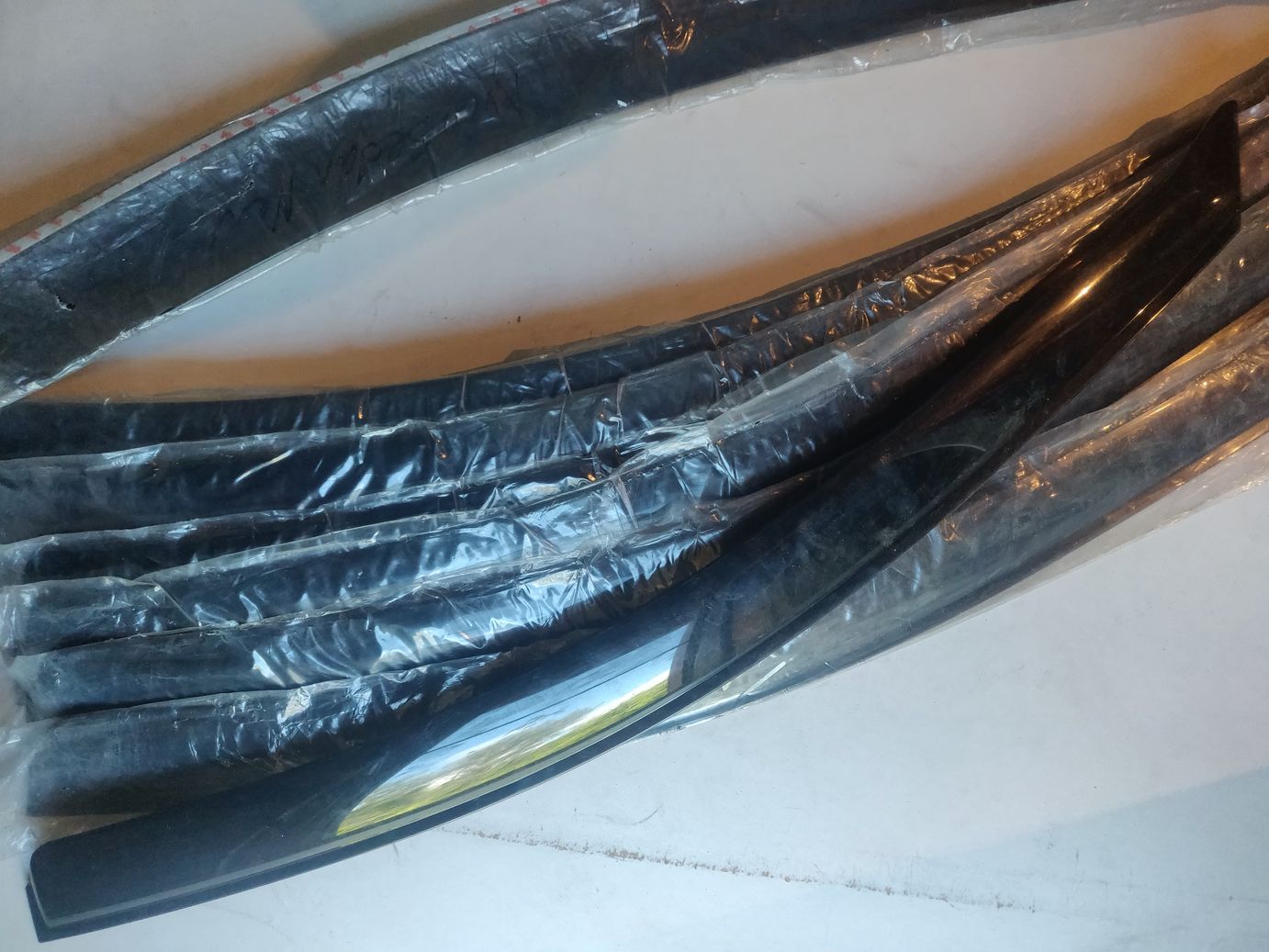 Ветровик передн. лев. на Chevrolet AVEO седан